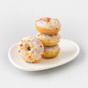 Mini donut s bijelom glazurom_Torterie Macaron